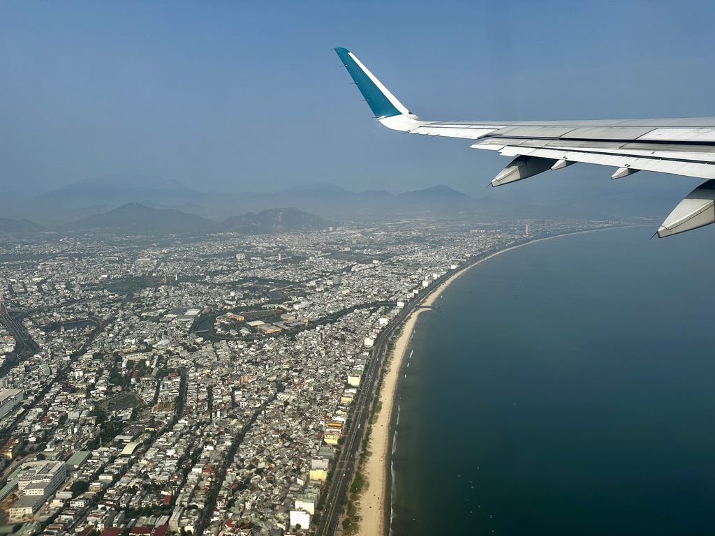 Pantai dan garis pantai Da Nang dilihat dari pesawat sesaat setelah lepas landas