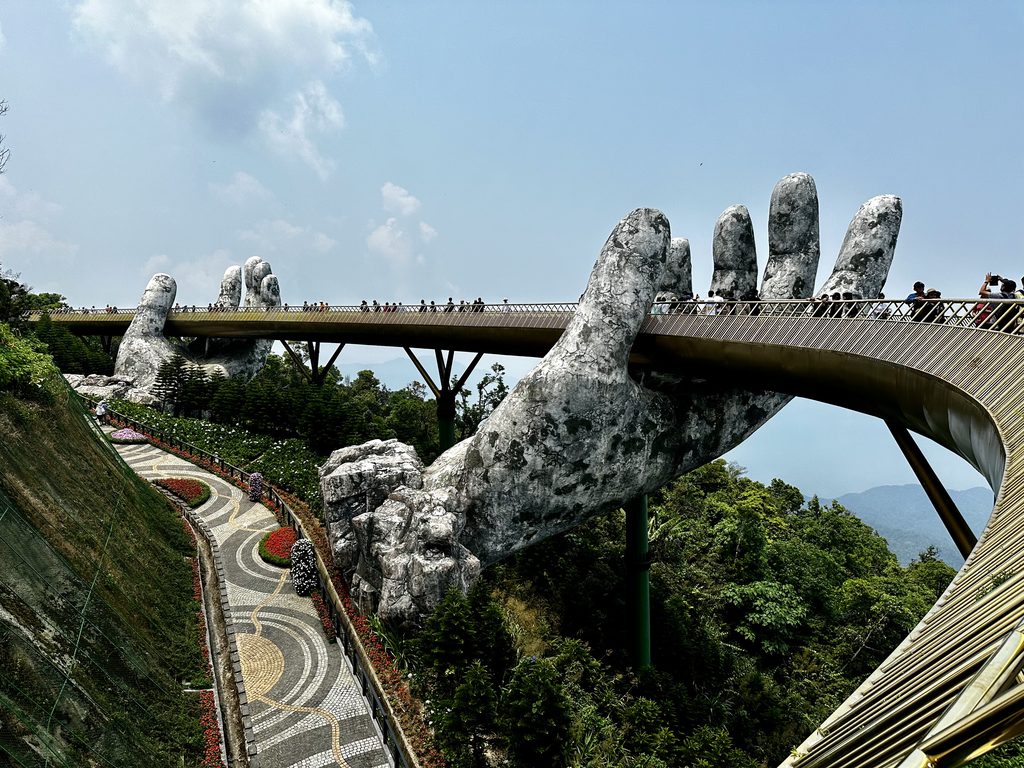 Salah satu tangan batu raksasa yang menopang Jembatan Emas di Ba Na Hills