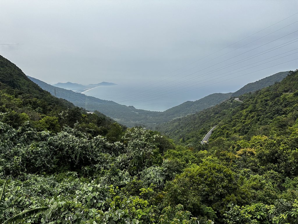 Lereng berhutan Celah Hai Van yang menurun ke laut
