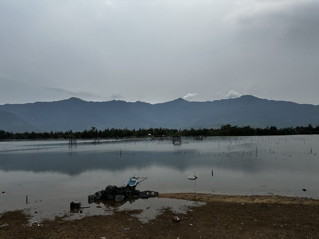 Laguna Lap An di Lang Co dengan bayangan pegunungan di permukaan air