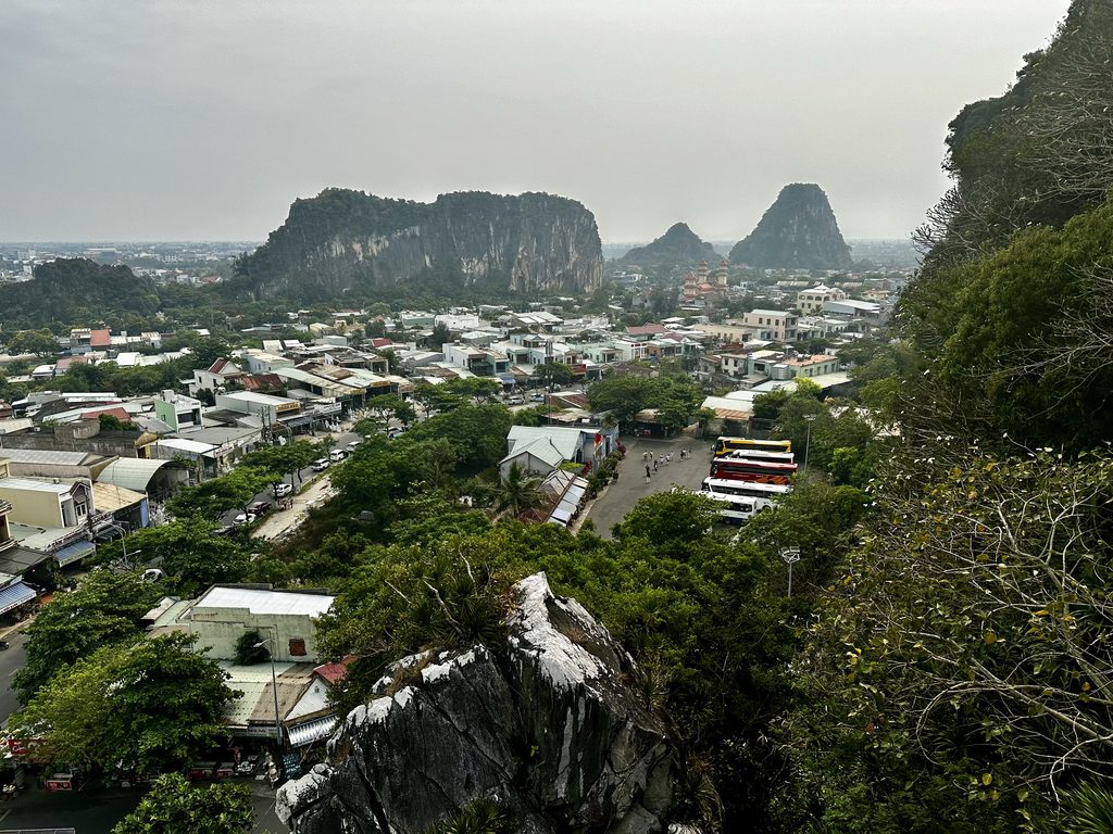 Pemandangan dari Thuy Son ke arah gunung-gunung marmer lainnya dan permukiman di bawahnya