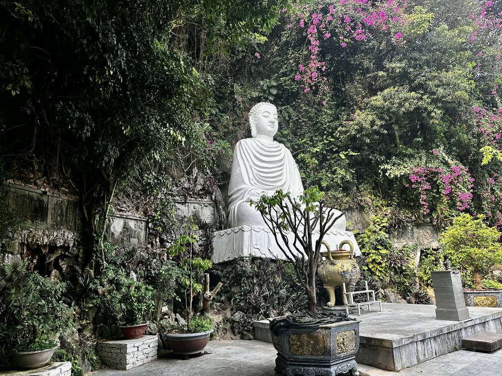 Patung Buddha dari marmer putih di taman sebuah pagoda di Thuy Son, Pegunungan Marmer