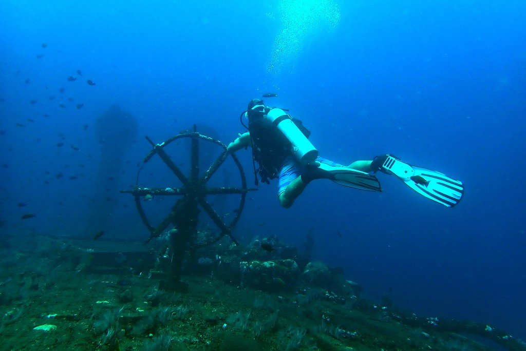 Sub accanto al timone collocato sul relitto del Boga a Kubu, vicino a Tulamben