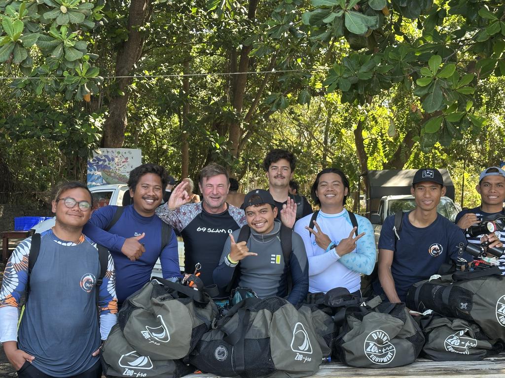 Il team subacqueo di Dune Penida con Blaise Jaeger sulla spiaggia di Tulamben