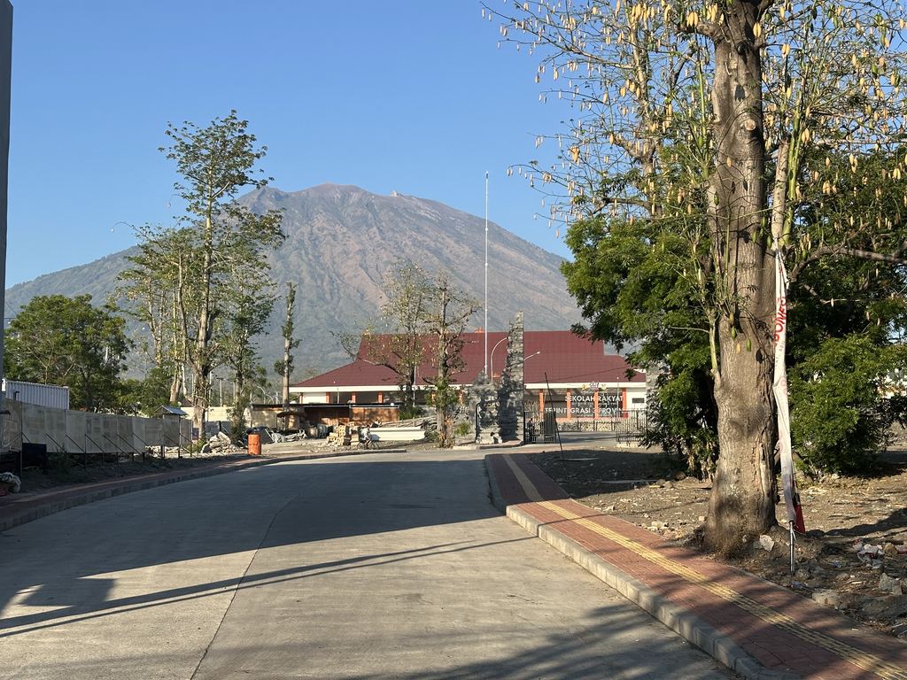 Il vulcano Gunung Agung visto dalla strada di Tulamben, al mattino presto