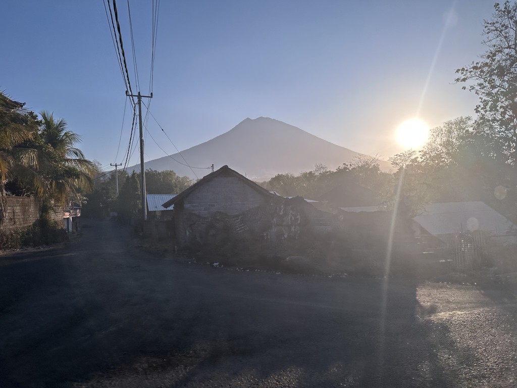Il vulcano Gunung Agung al tramonto dalla strada costiera vicino a Tulamben