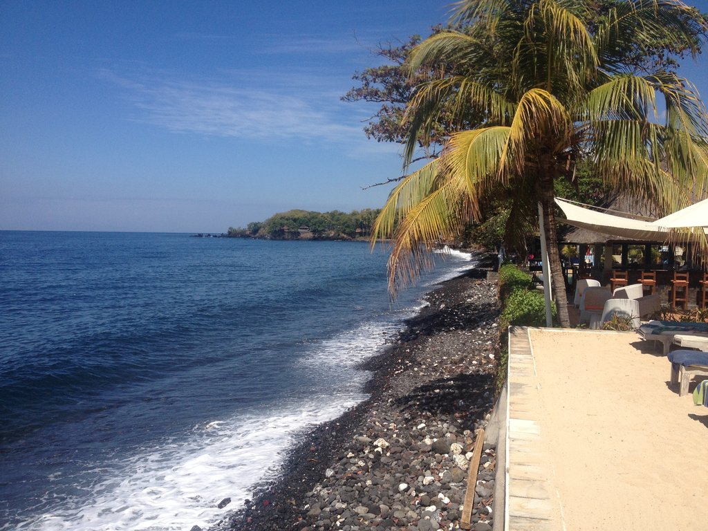 La spiaggia di Tulamben davanti al resort Tauch Terminal nell’agosto 2015, ciottoli neri e onde