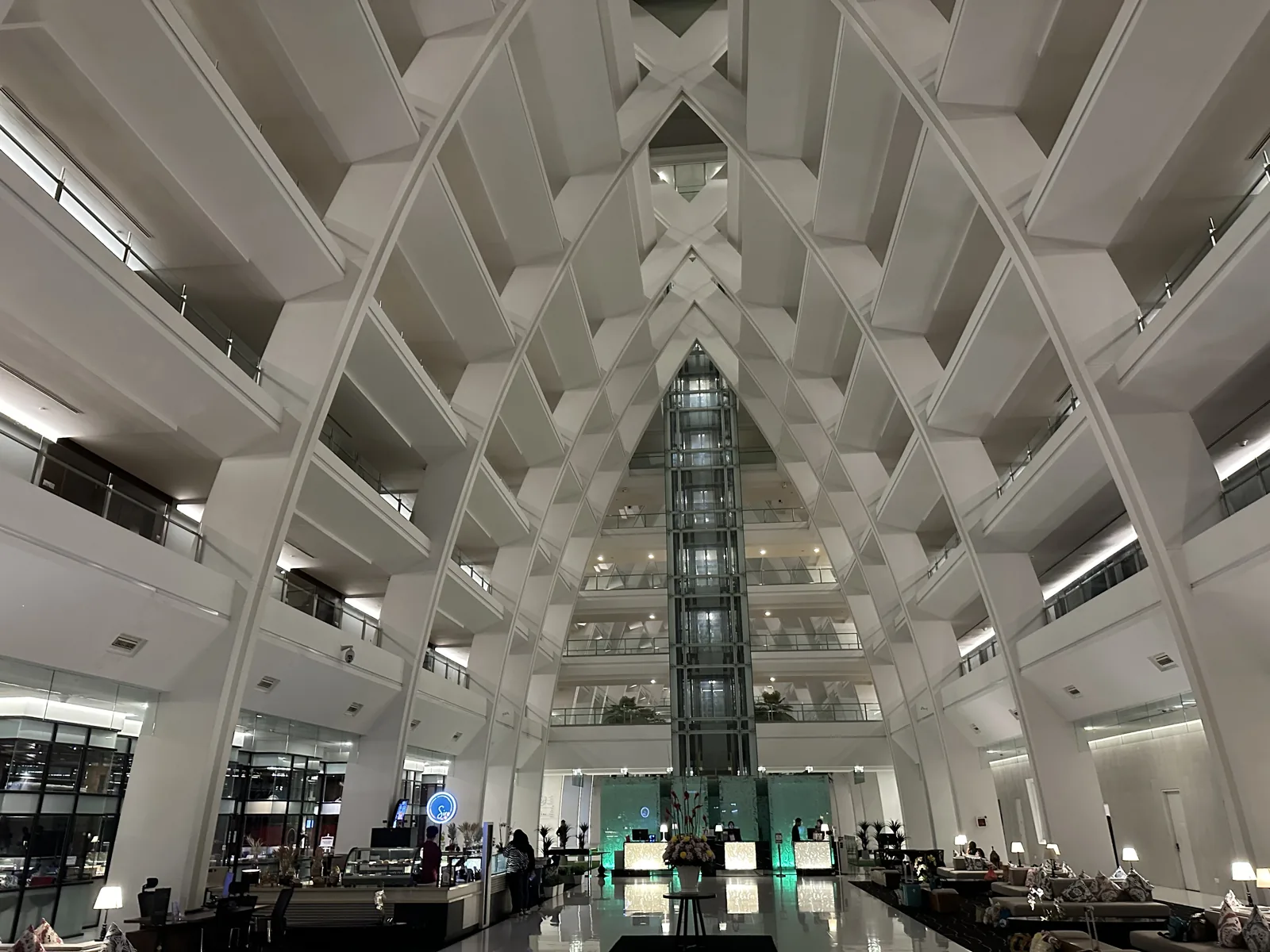 吉隆坡机场附近Movenpick Hotel and Convention Centre KLIA酒店的中庭