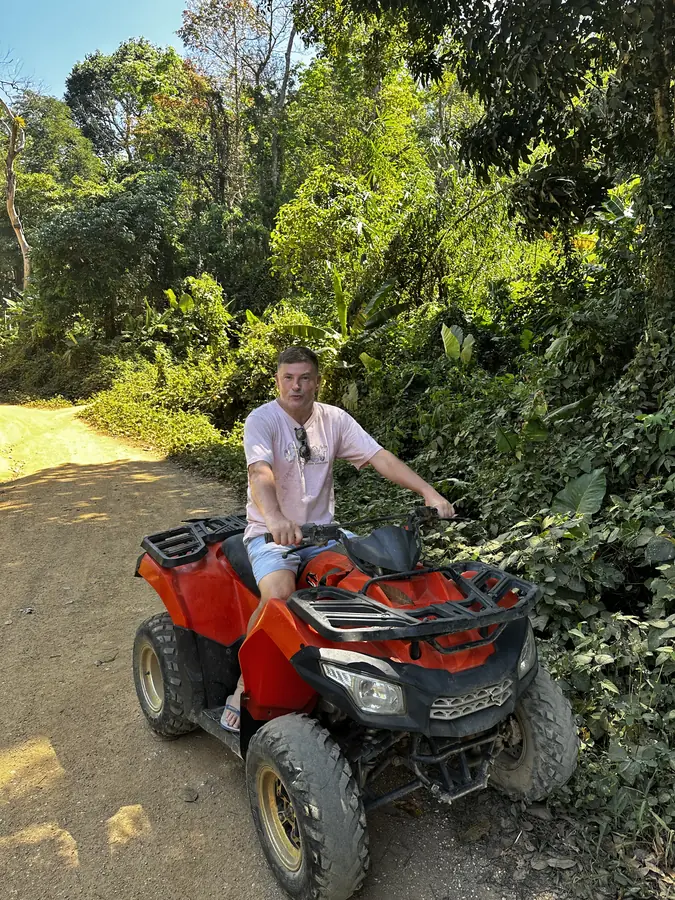 Met de quad over het pad naar het Black Rock Viewpoint, Phuket