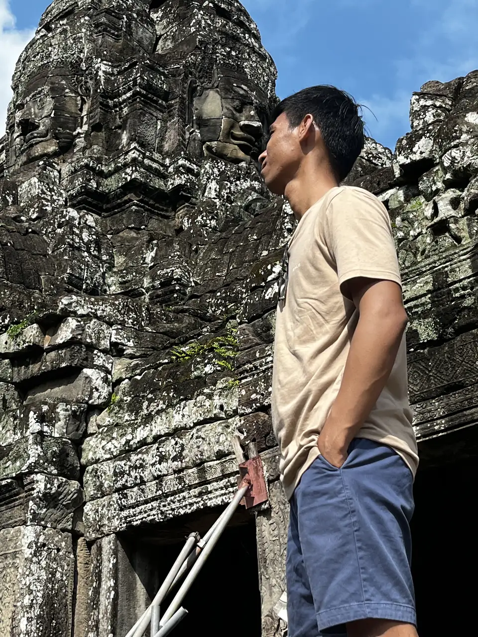 Roy在吴哥通王城巴戎寺的石刻人面塔旁
