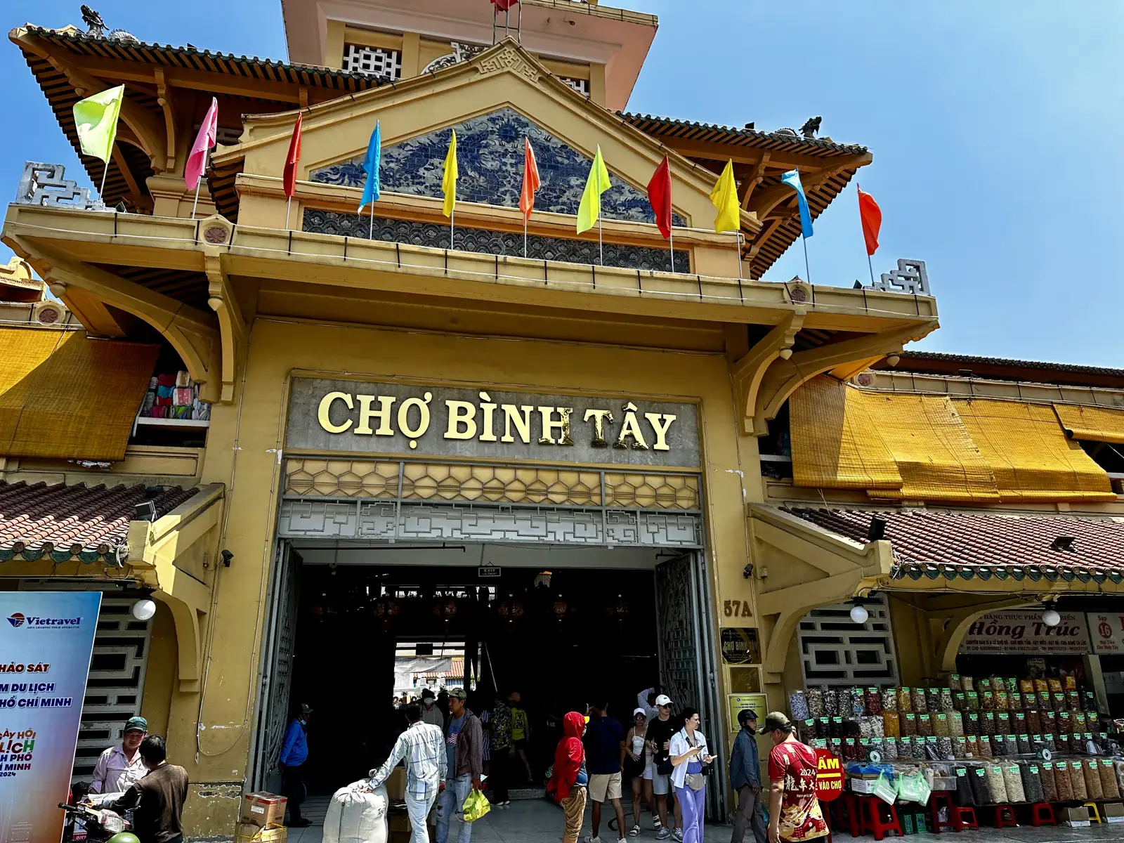 Ingang van de Binh Tay-markt (Cho Binh Tay) in Cholon, Ho Chi Minhstad