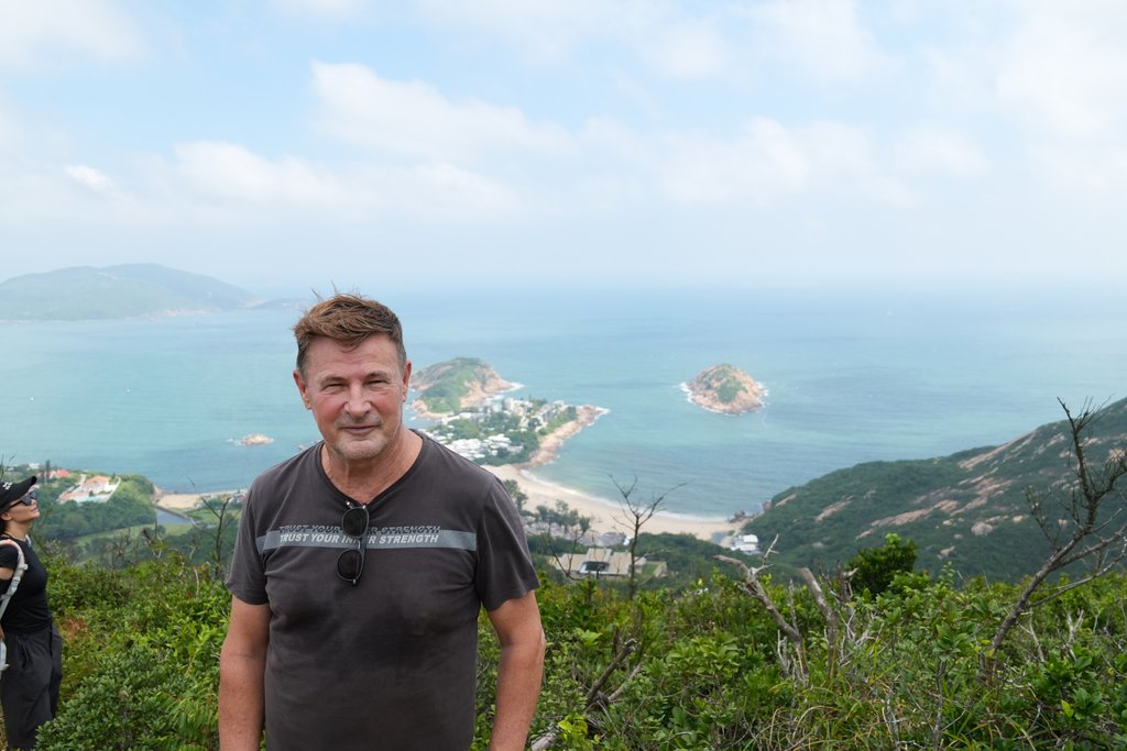 Blaise Jaeger在龙脊观景点,身后是石澳村和石澳海滩