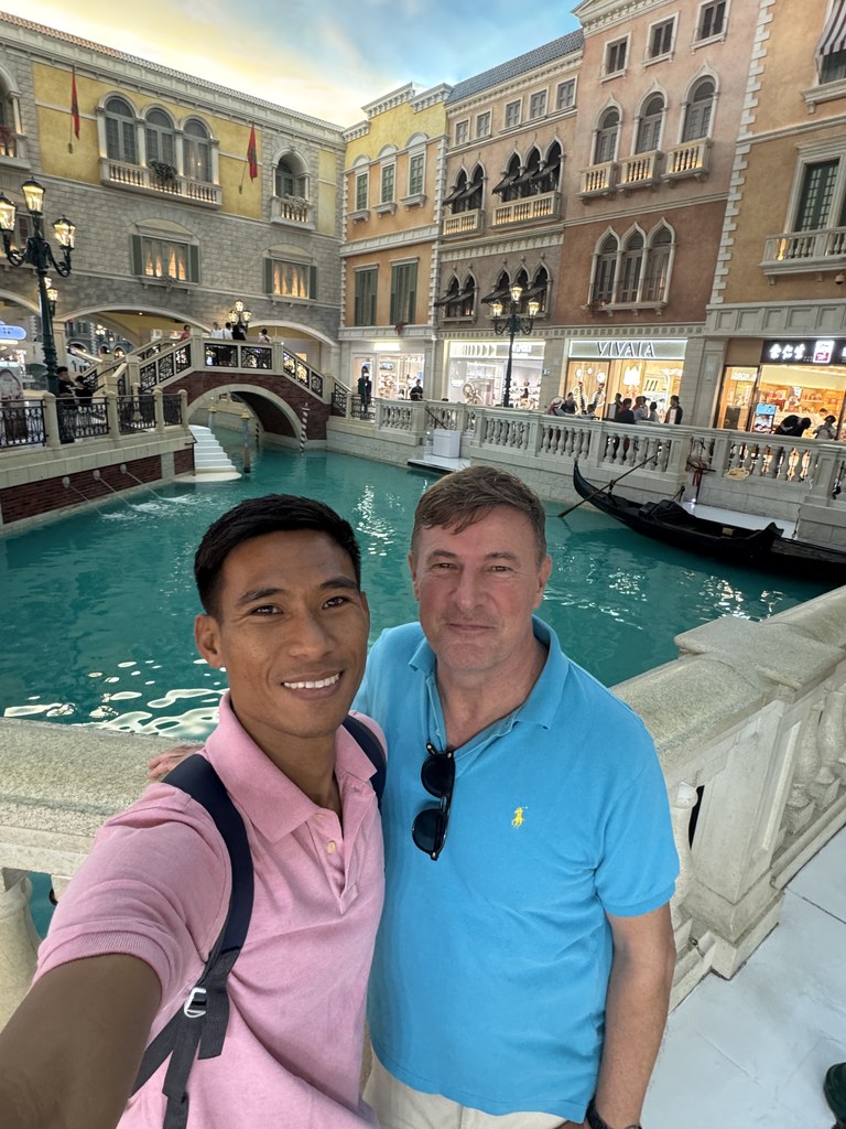 Blaise Jaeger和Roy在澳门威尼斯人室内运河边自拍