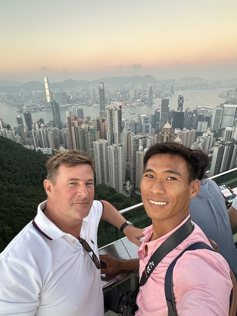 Blaise Jaeger和Roy日落时在太平山顶自拍,身后是香港天际线