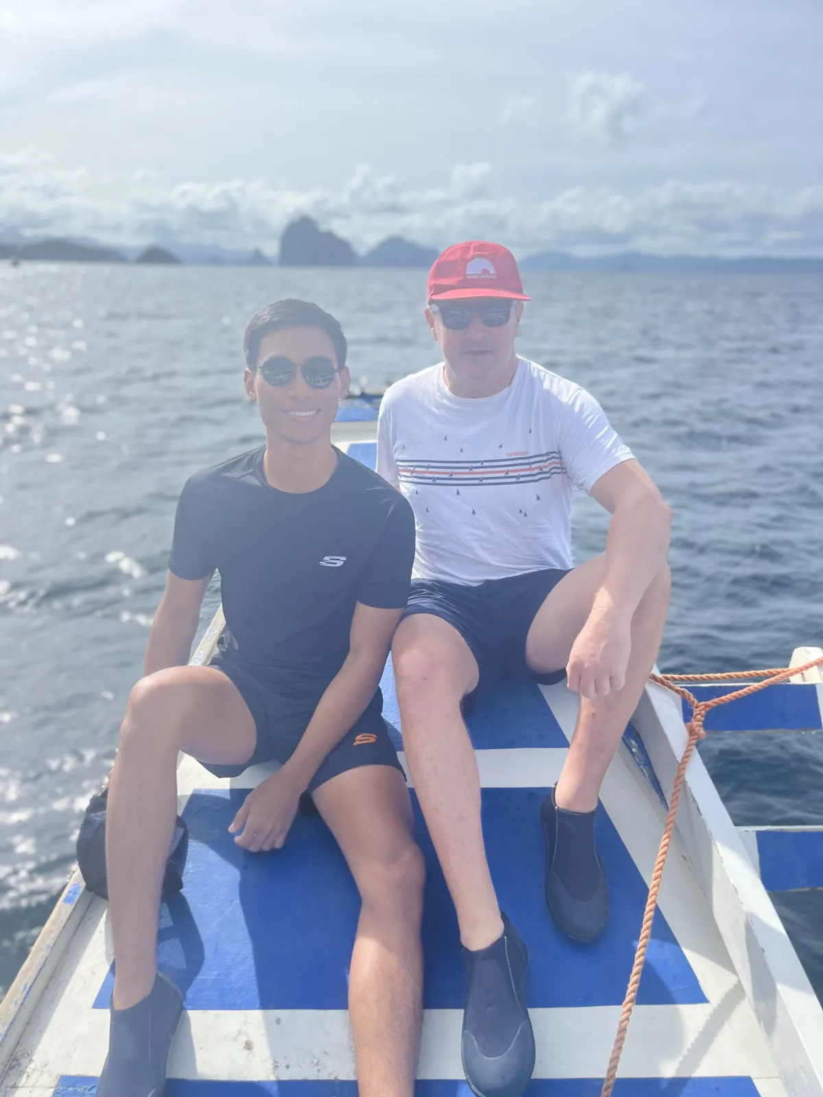 Blaise Jaeger e Roy a prua di una bangka durante l’island hopping a El Nido
