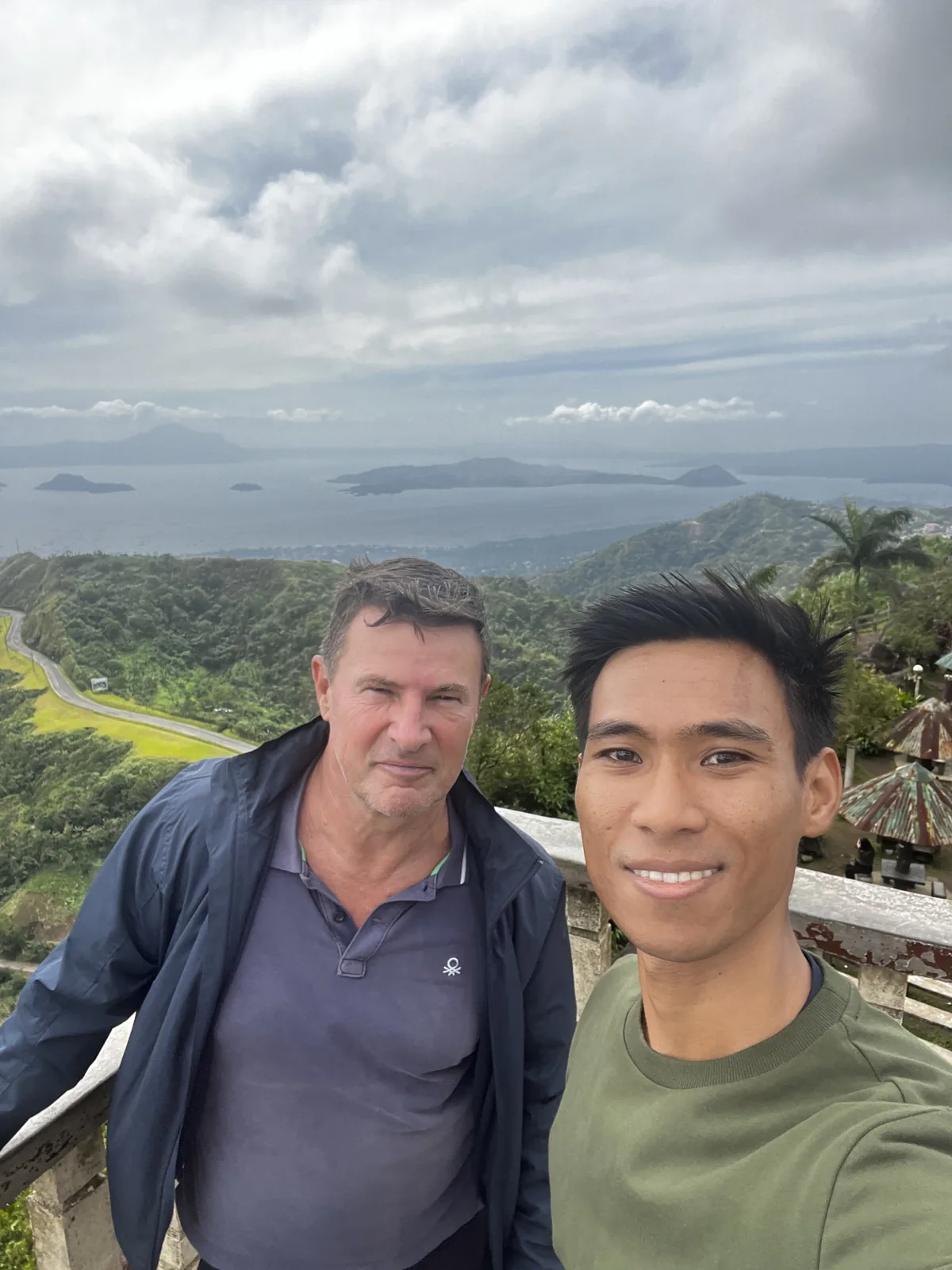 Blaise Jaeger e Roy a un punto panoramico di Tagaytay sopra il lago Taal
