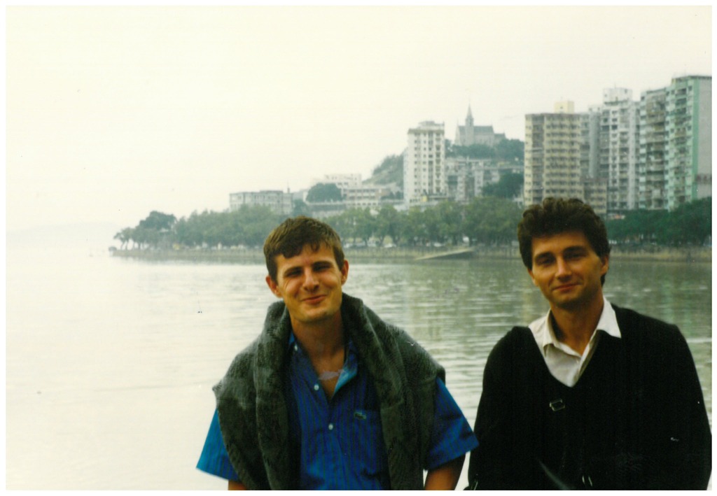 1989年1月Blaise Jaeger和朋友Jacques在澳门海滨,背后是西望洋山