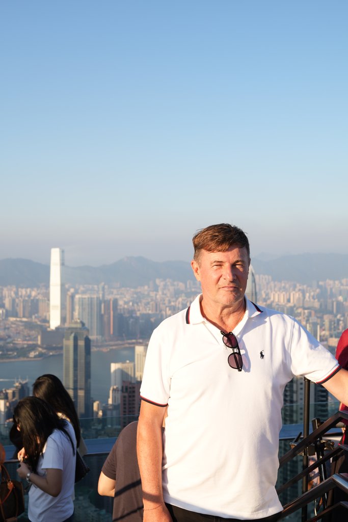 Blaise Jaeger在凌霄阁摩天台428上,身后是国际金融中心和维多利亚港