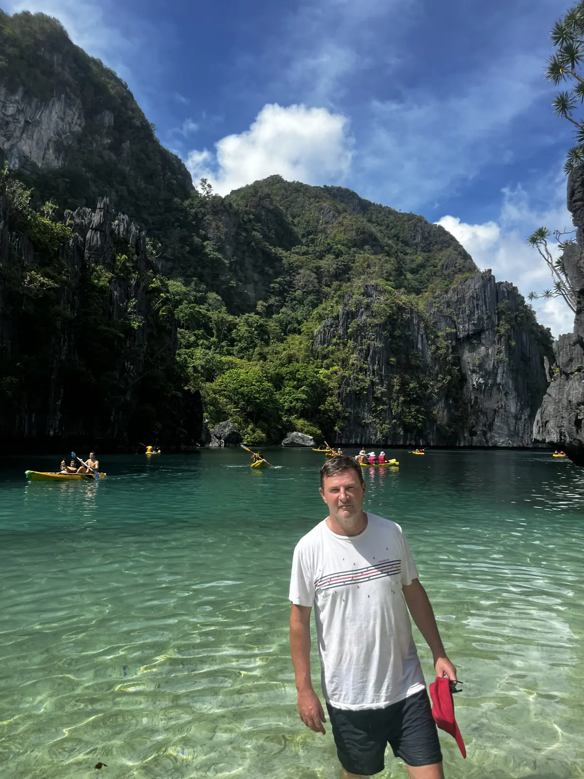 Blaise Jaeger in piedi nell’acqua bassa della Big Lagoon a El Nido