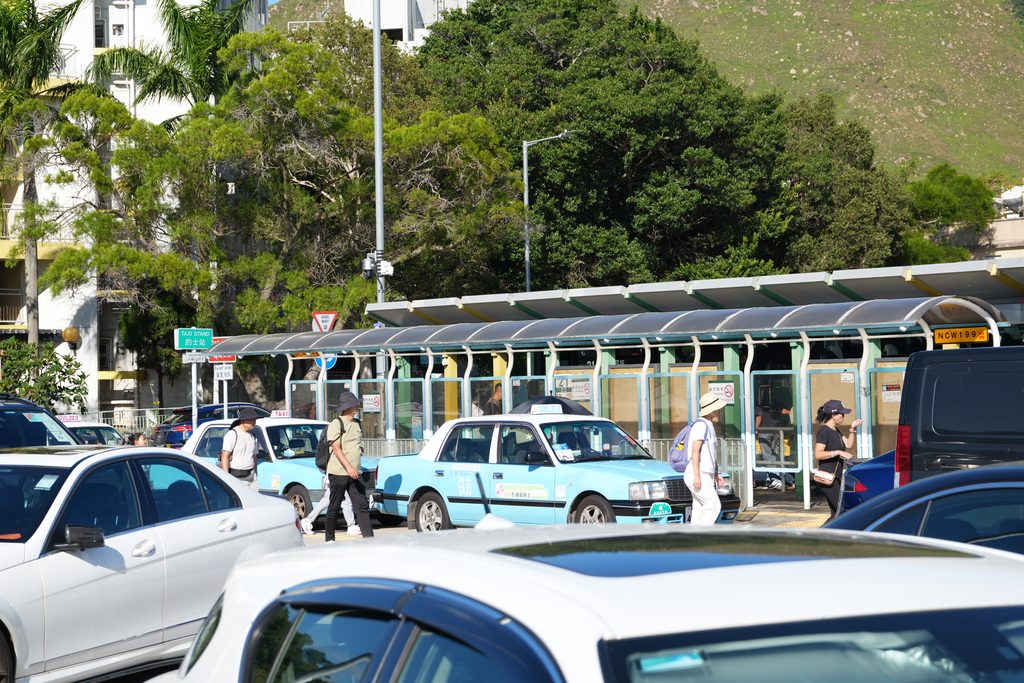 在大澳渔村等客的蓝色大屿山出租车