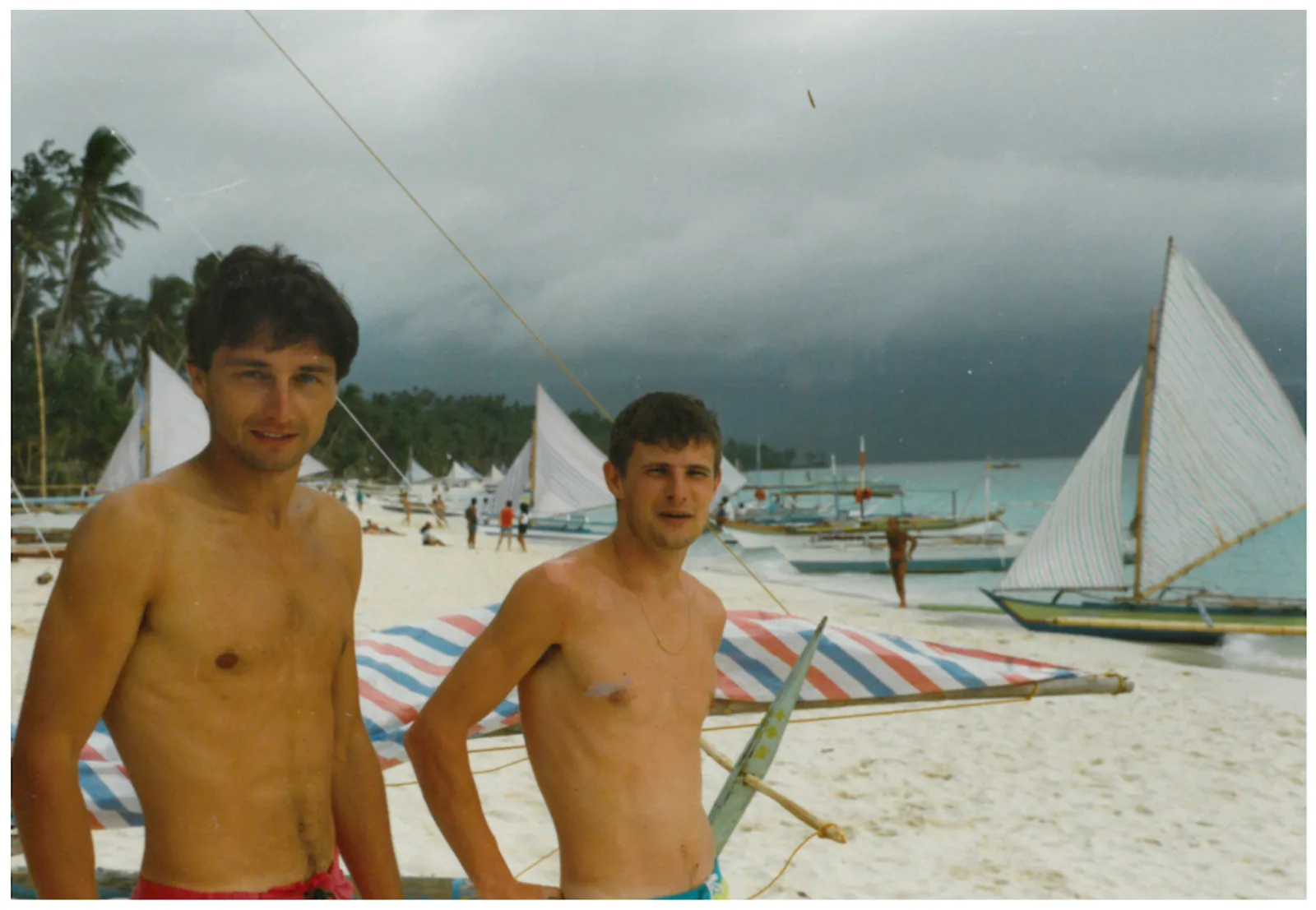 Blaise Jaeger e un amico su White Beach a Boracay nel 1989 con le bangka a vela