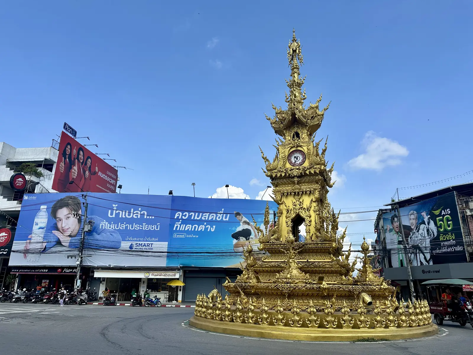 Gouden klokkentoren in het centrum van Chiang Rai onder een blauwe lucht