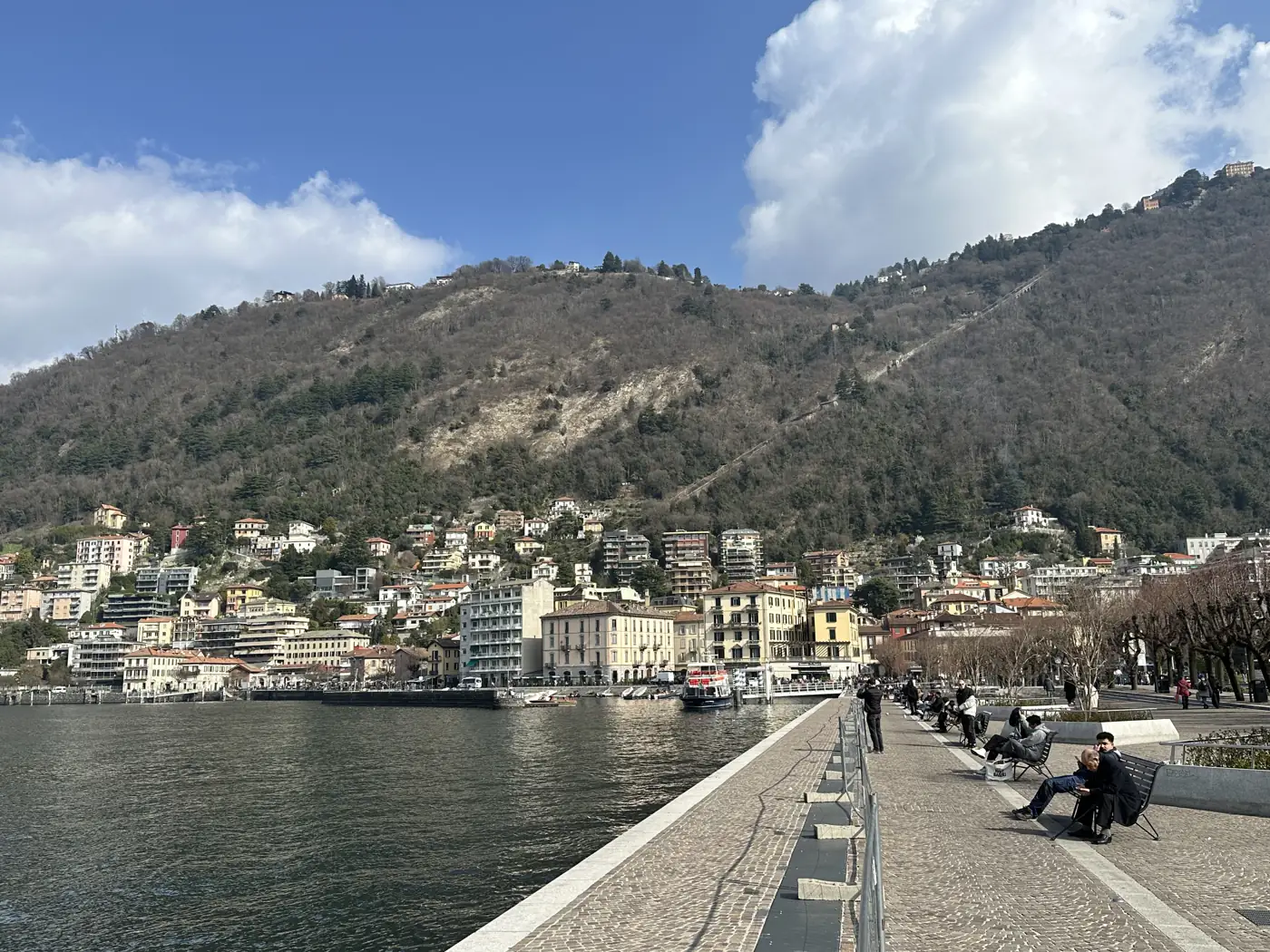 科莫湖滨步道,背后是布鲁纳泰山丘