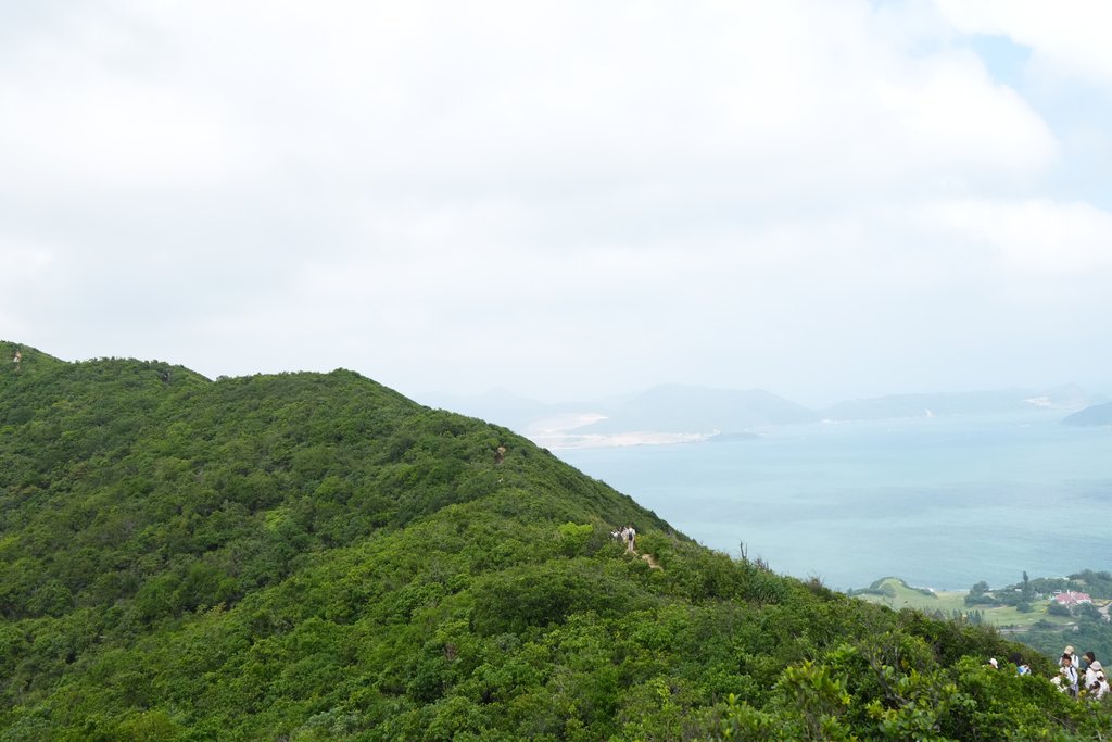 龙脊山脊在海面上方向南延伸至大浪湾
