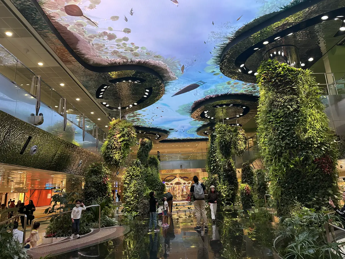 De binnentuin Dreamscape met zijn digitale lucht in Terminal 2 van Changi Airport