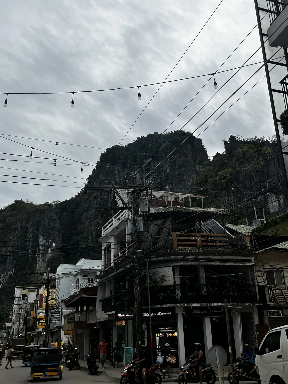 Una strada di El Nido ai piedi delle falesie calcaree
