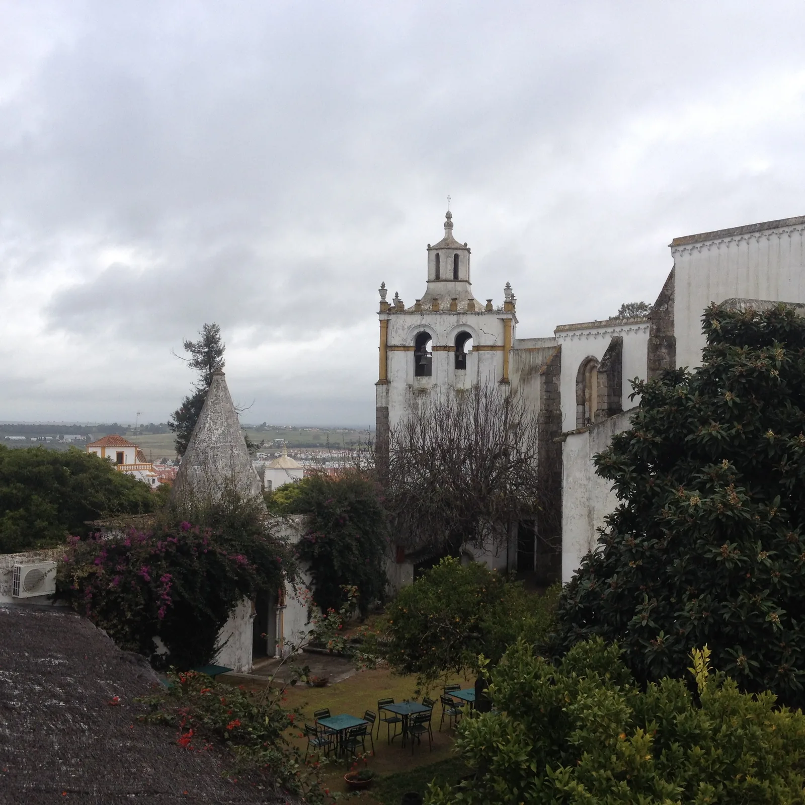 A church and white buildings in the historic center of Évora