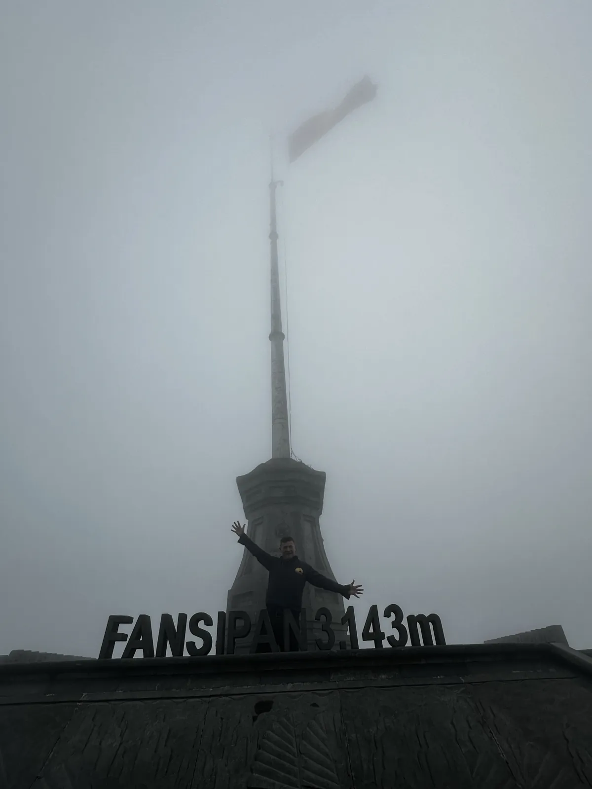 Vlaggenmast op de top van de Fansipan, bijna onzichtbaar in dichte mist