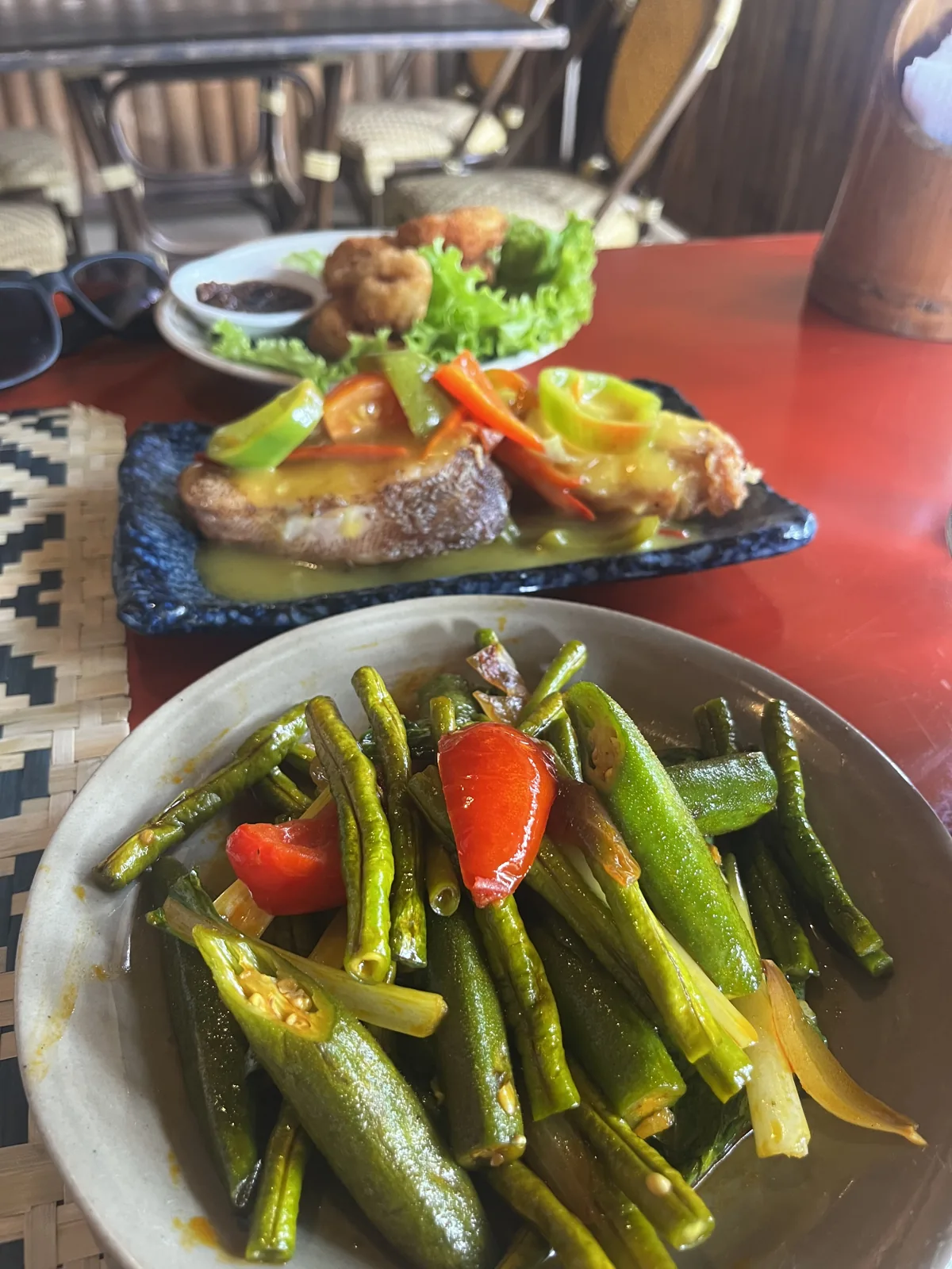 Un pranzo filippino di pesce alla griglia e verdure sull’isola di Sangat, vicino a Coron