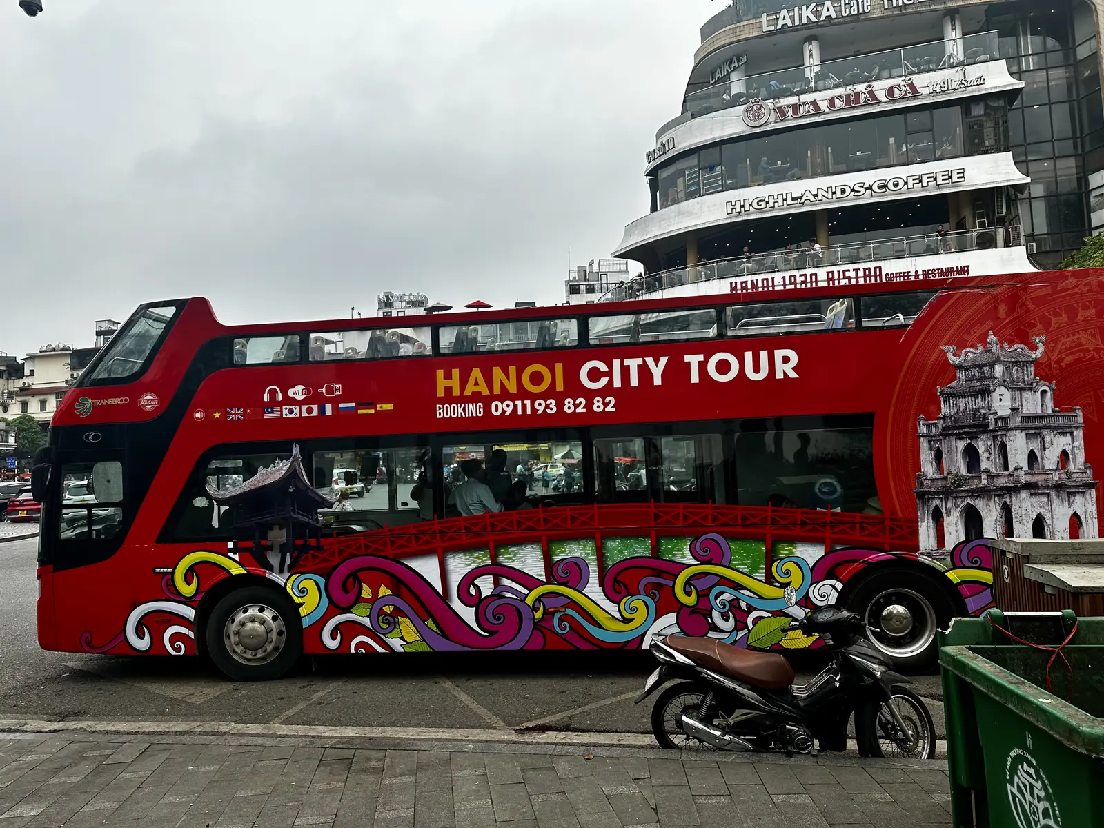 Rode dubbeldekker van de Hanoi City Tour bij het Hoan Kiem-meer