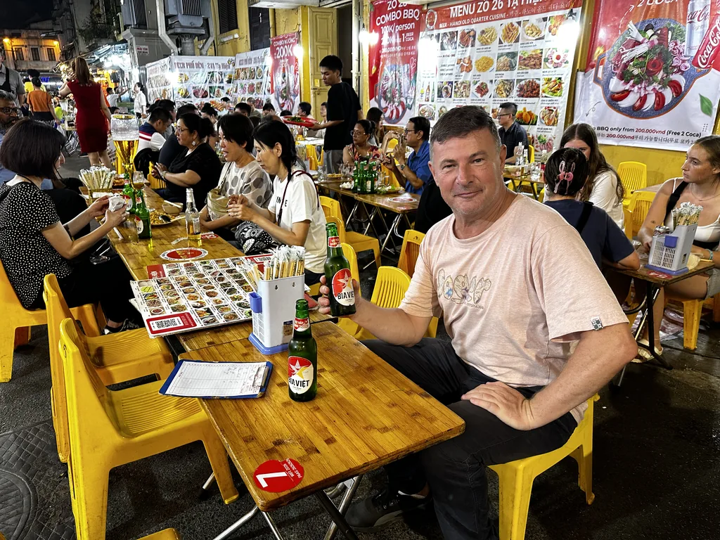 Streetfooddiner in de Hang Bac-straat in de oude wijk van Hanoi