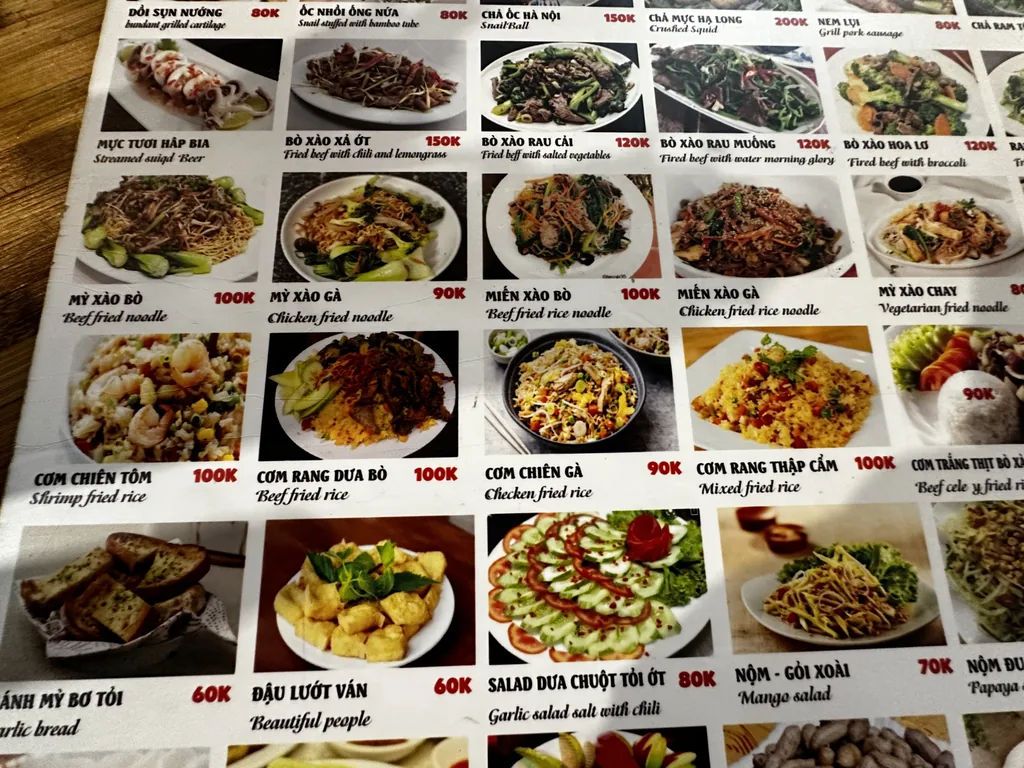 Menukaart van een straatrestaurant in Hanoi met gebakken noedels van 90.000 tot 100.000 VND