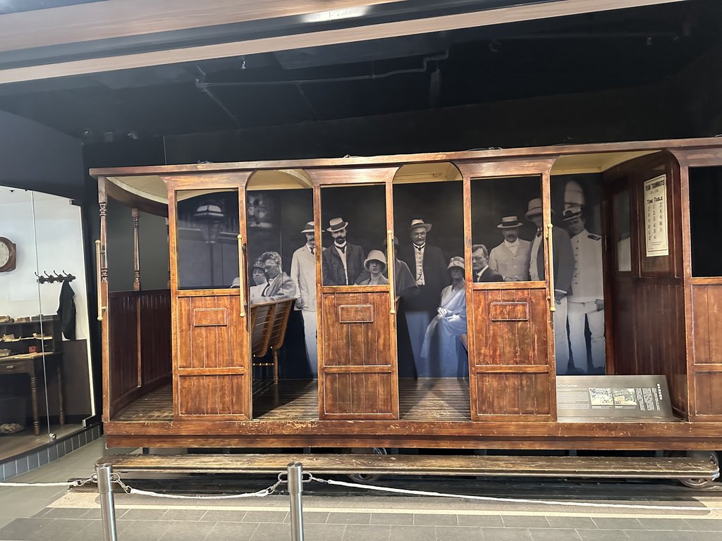 香港山顶缆车总站展出的老式木制车厢