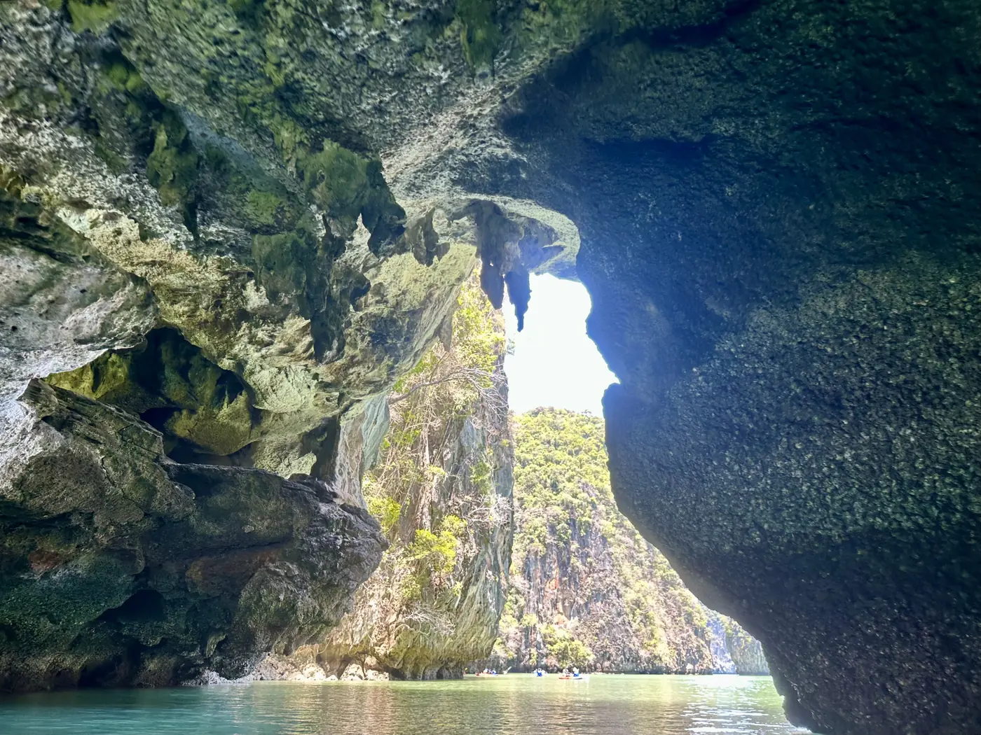 Ingresso della grotta che porta alla laguna nascosta di Ko Hong, baia di Phang Nga