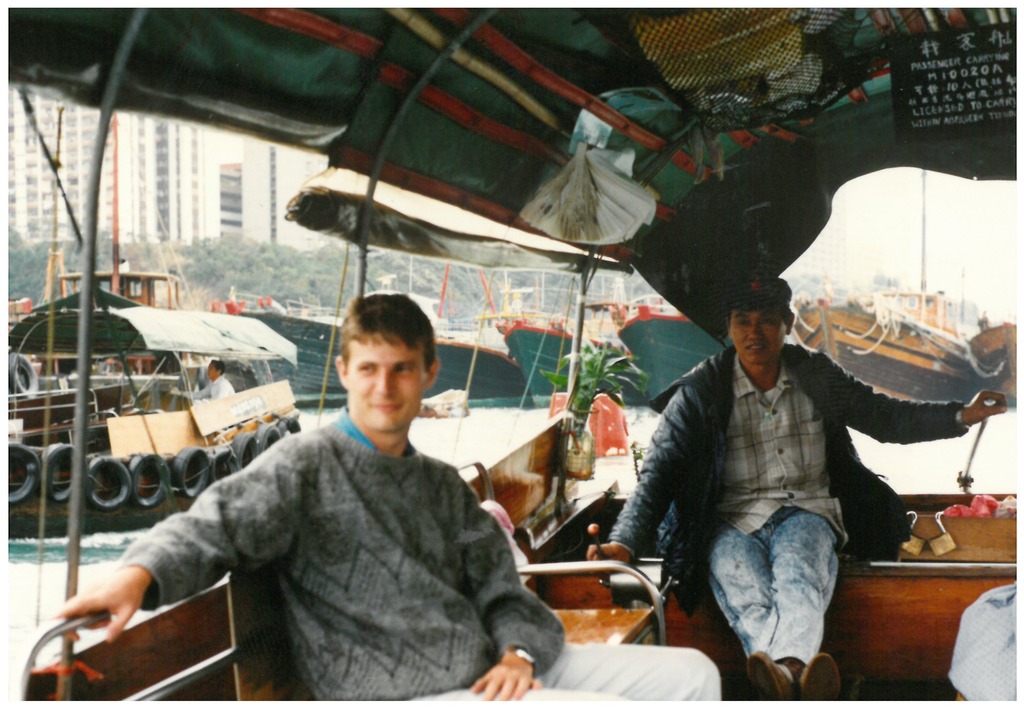 1989年1月,Blaise Jaeger坐在香港仔避风塘的舢舨上,身后是木制渔船