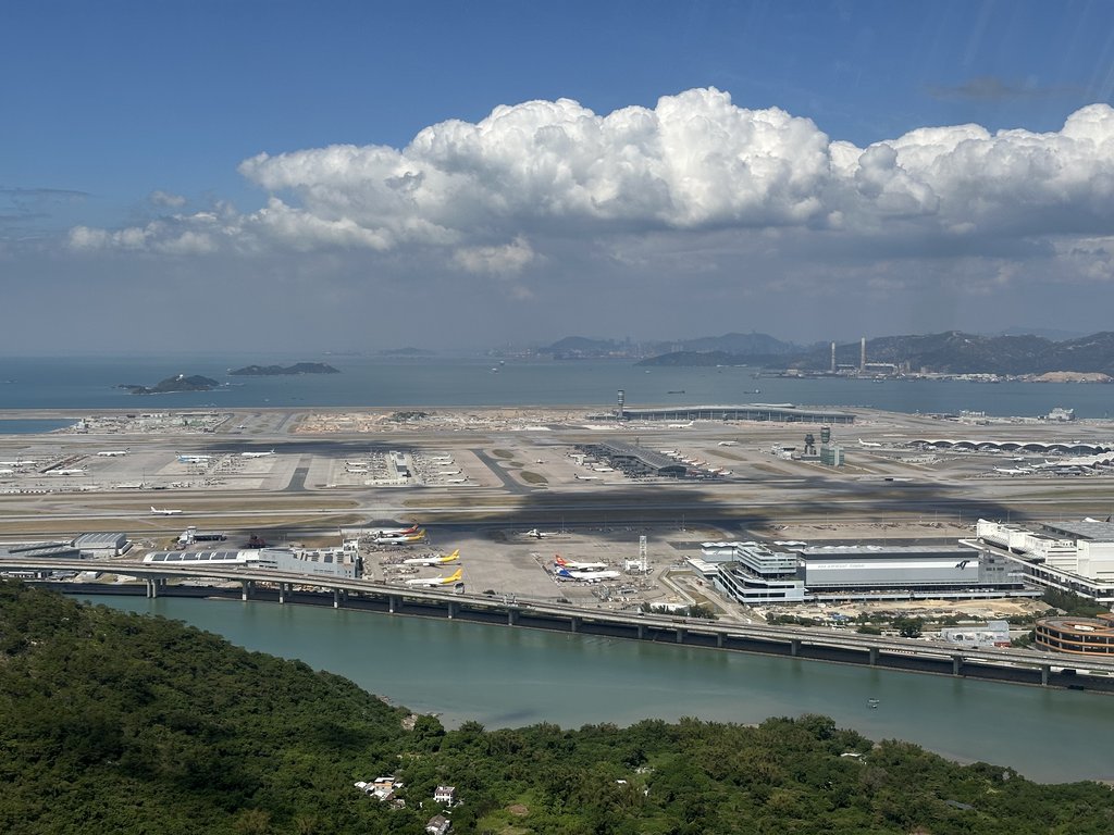 从昂坪360缆车上看到的香港国际机场和东涌湾