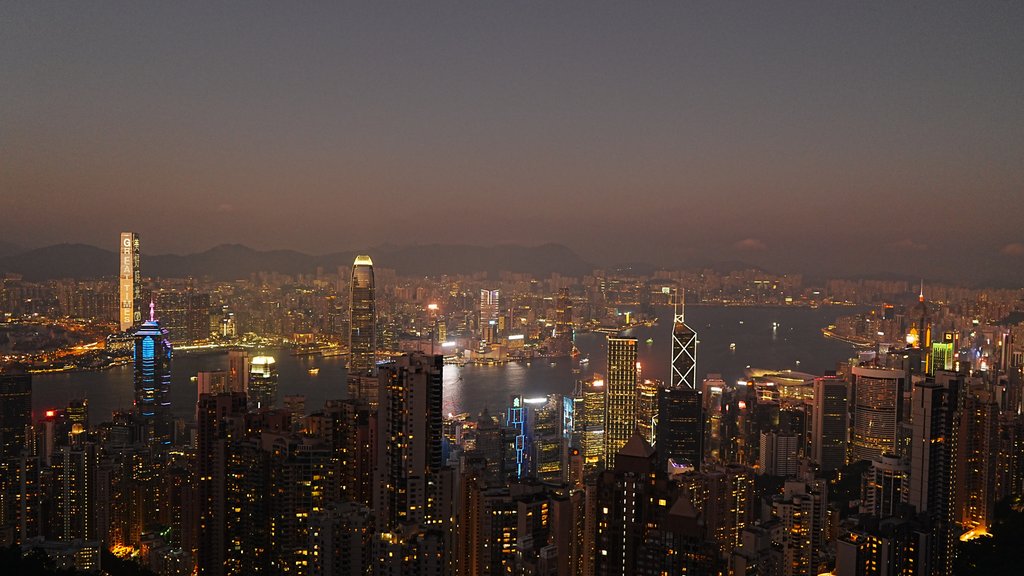 蓝调时刻从太平山顶看香港天际线,第一批灯光已经亮起
