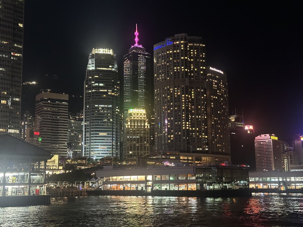 从尖沙咀海滨看灯火璀璨的港岛夜景天际线