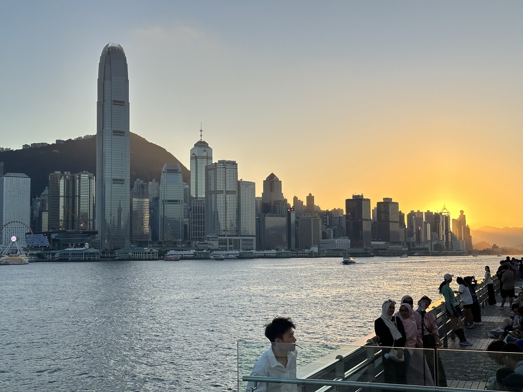 从尖沙咀星光大道看到的日落时分香港岛天际线和国际金融中心