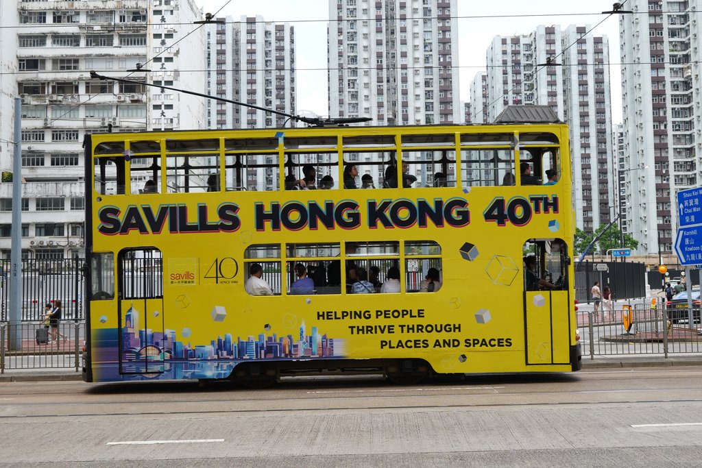 鲗鱼涌附近住宅楼前的黄色香港双层电车