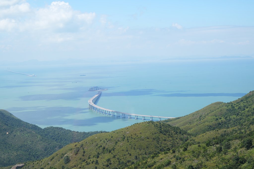 从昂坪360缆车上看到伸向大海的港珠澳大桥