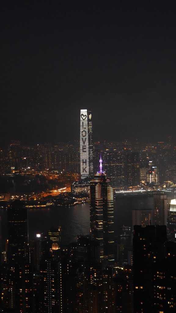 夜晚从太平山顶看灯火通明的国际金融中心和中环高楼