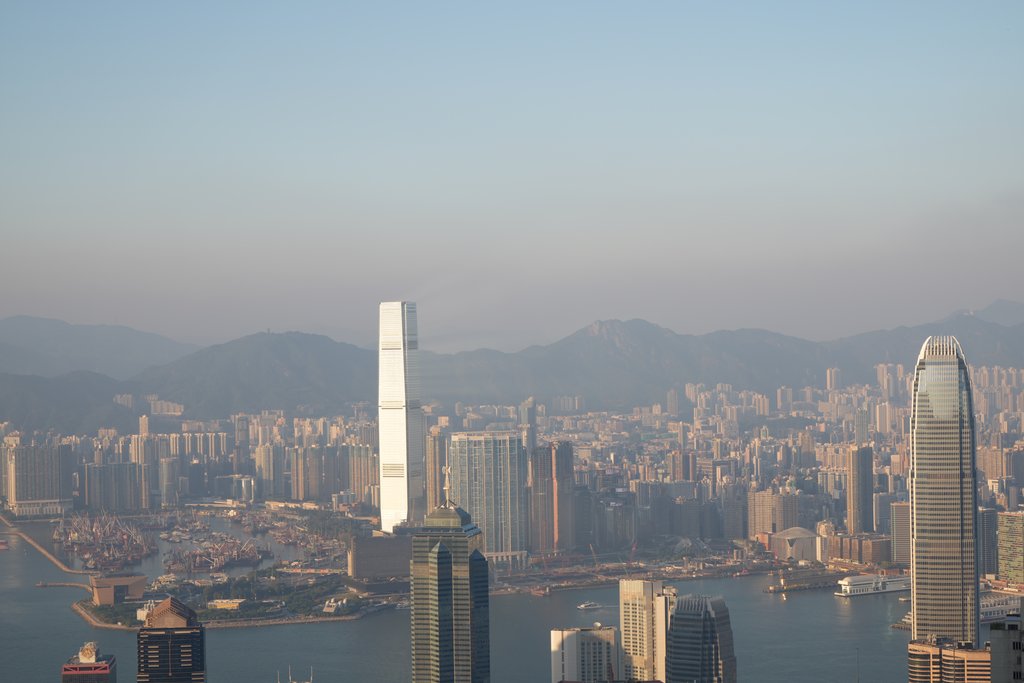从太平山顶看傍晚金色阳光下的国际金融中心和维多利亚港
