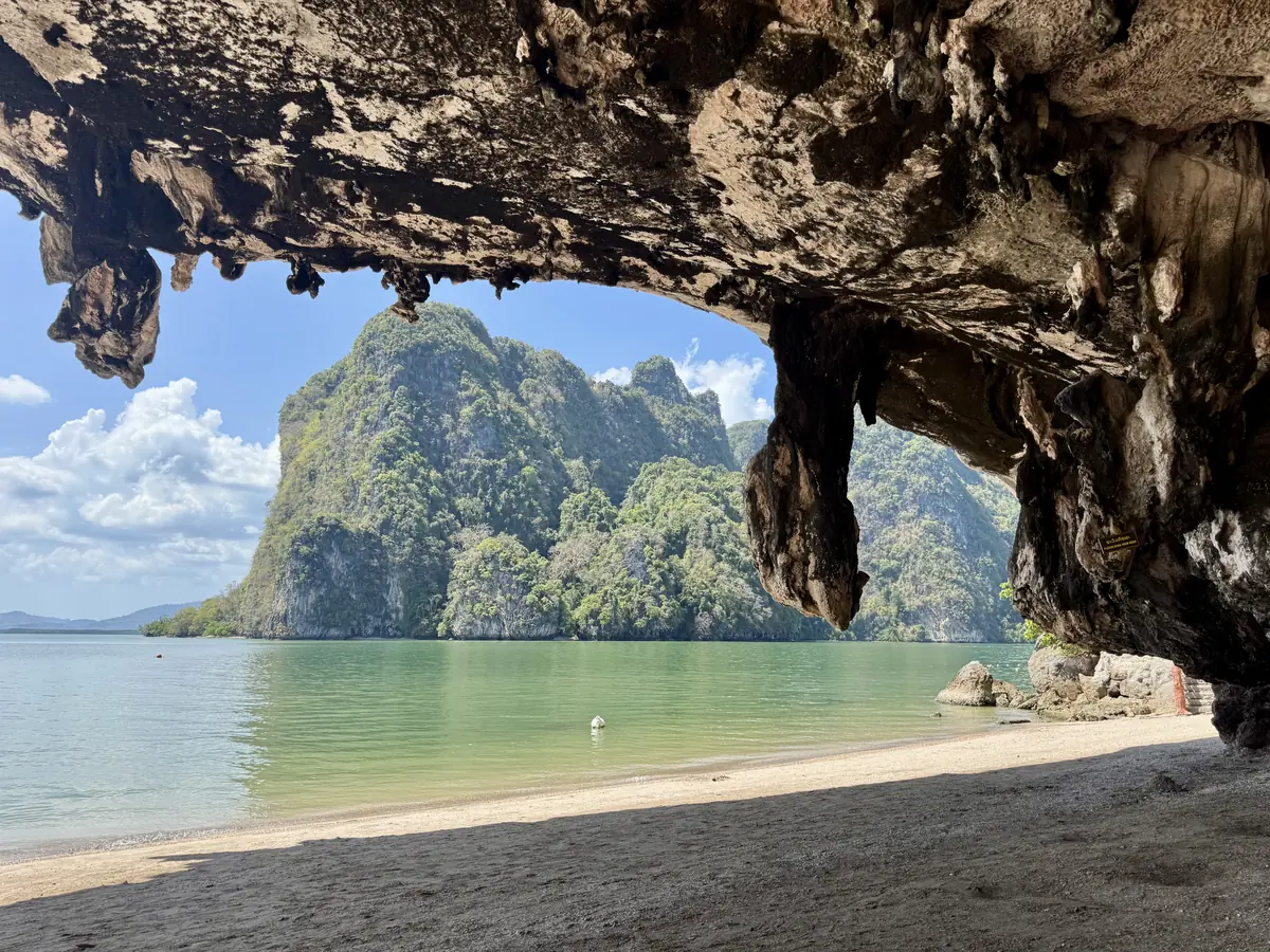 Arco di una grotta che incornicia le isole calcaree, isola di James Bond, baia di Phang Nga