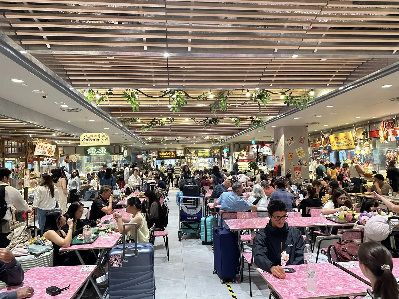 De foodcourt in het souterrain van Jewel Changi Airport