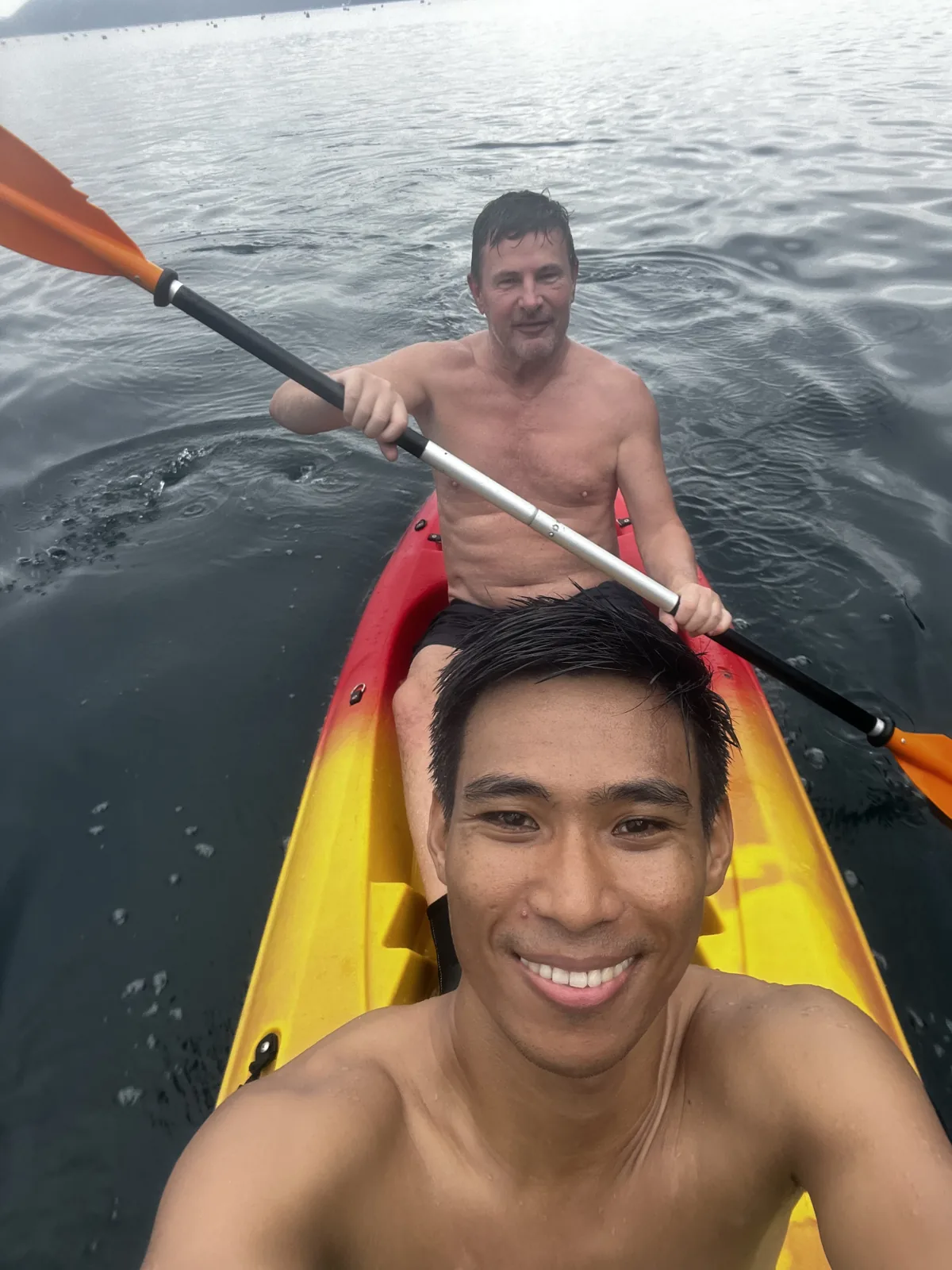 In kayak al largo dell’isola di Sangat, vicino a Coron, a Palawan